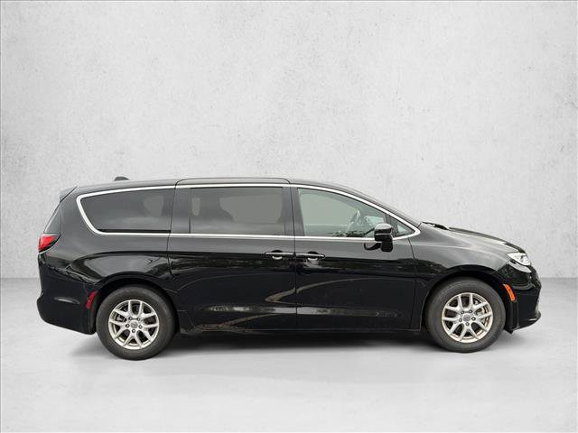 Used 2025 Chrysler Pacifica Select FWD image 4