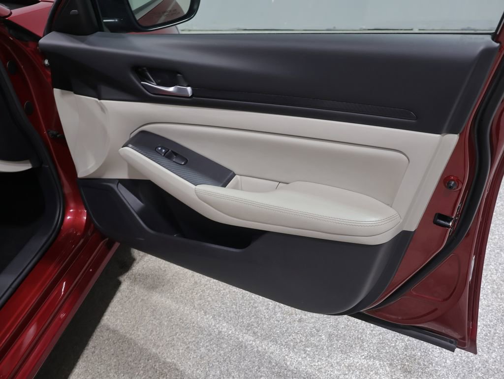 Used 2024 Nissan Altima 2.5 SV AWD/4WD image 23