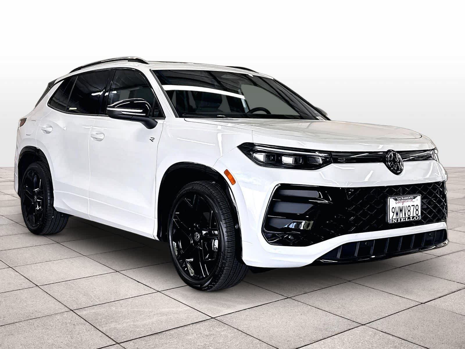Certified 2026 Volkswagen Tiguan SE R-Line FWD image 3