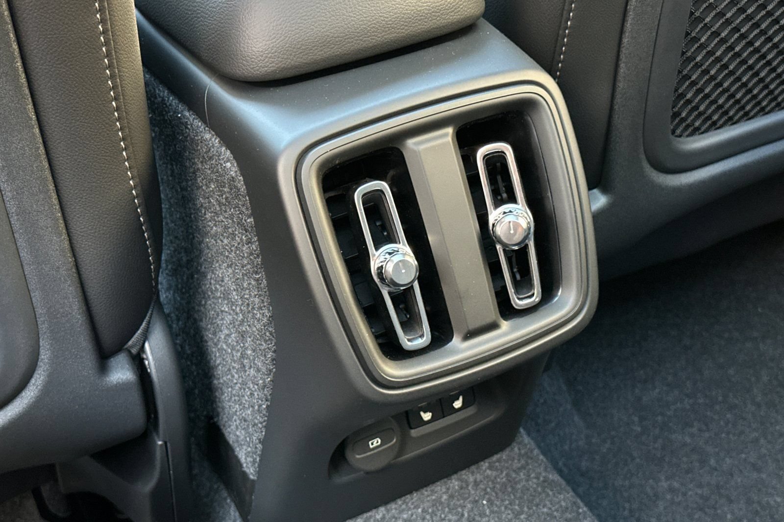 Certified 2026 Volvo XC40 B4 Core w/ Climate Package FWD image 13