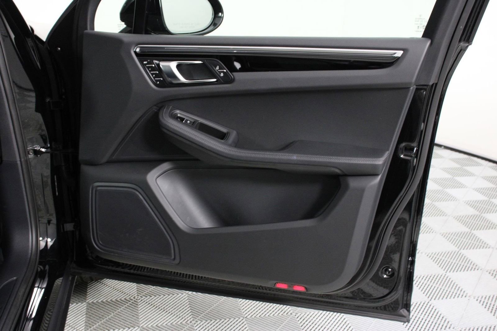 Certified 2025 Porsche Macan image 23