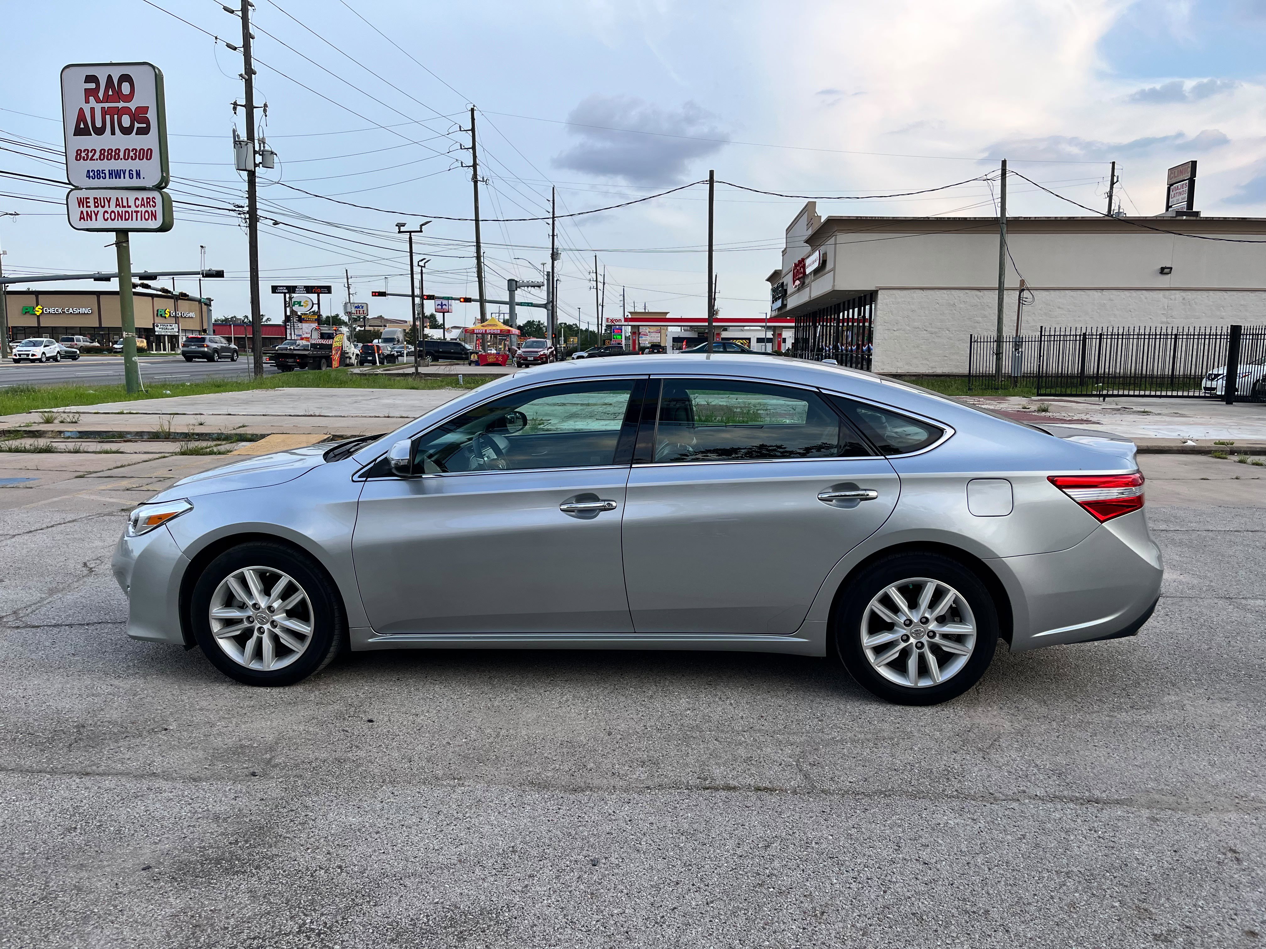 Used 2015 Toyota Avalon XLE FWD image 2