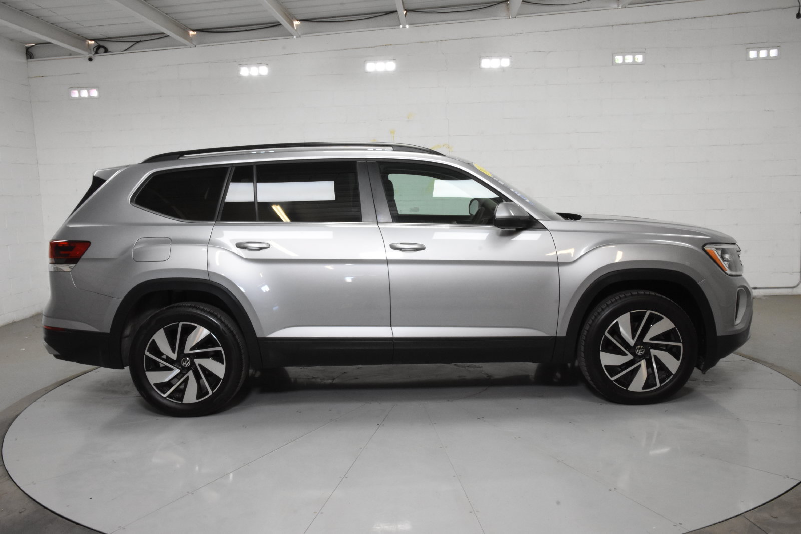 Used 2025 Volkswagen Atlas SE AWD/4WD image 5