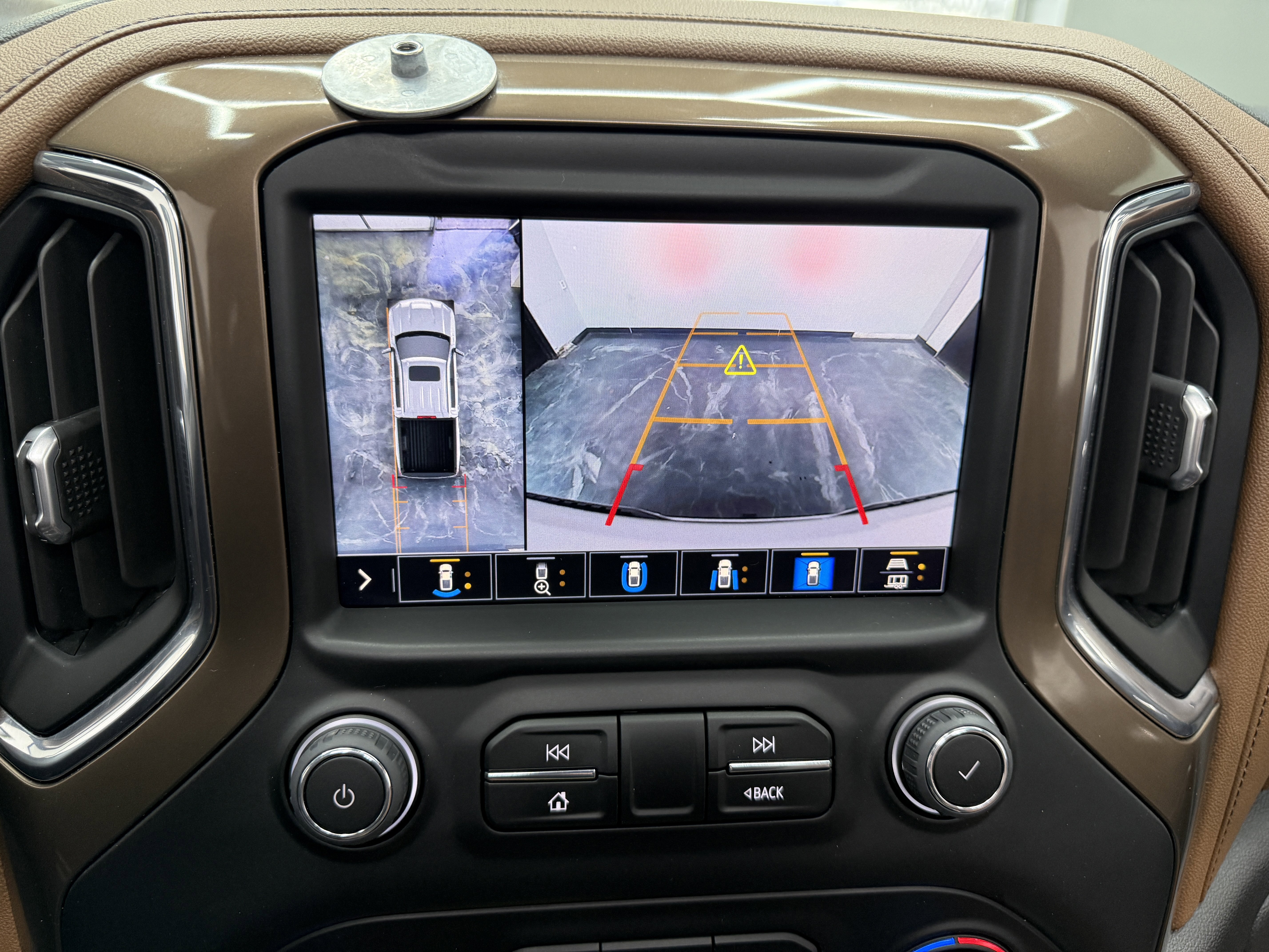 Used 2022 Chevrolet Silverado 1500 High Country w/ Technology Package image 21