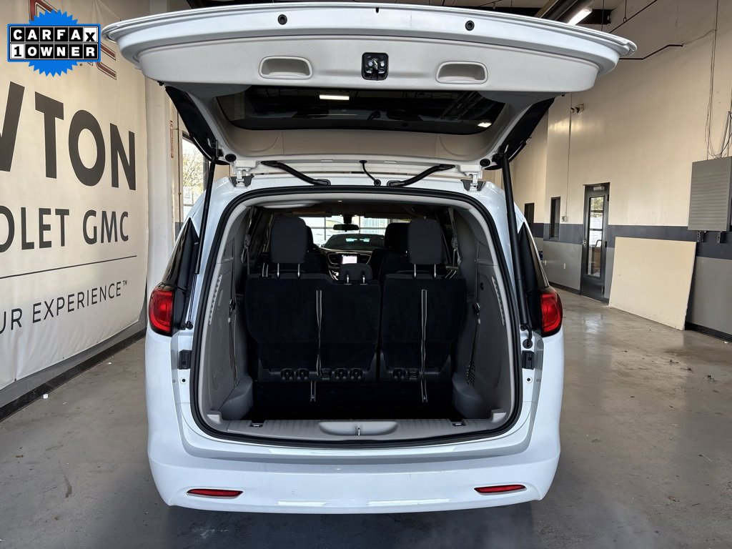 Used 2022 Chrysler Voyager LX image 32