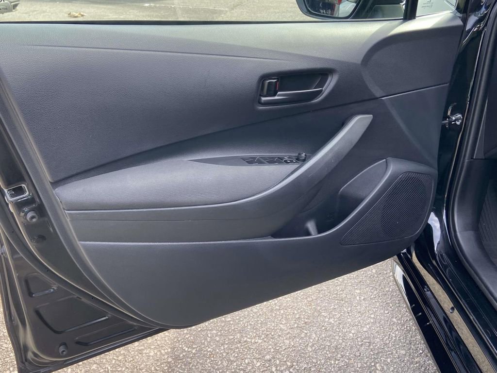 Used 2025 Toyota Corolla LE FWD image 11