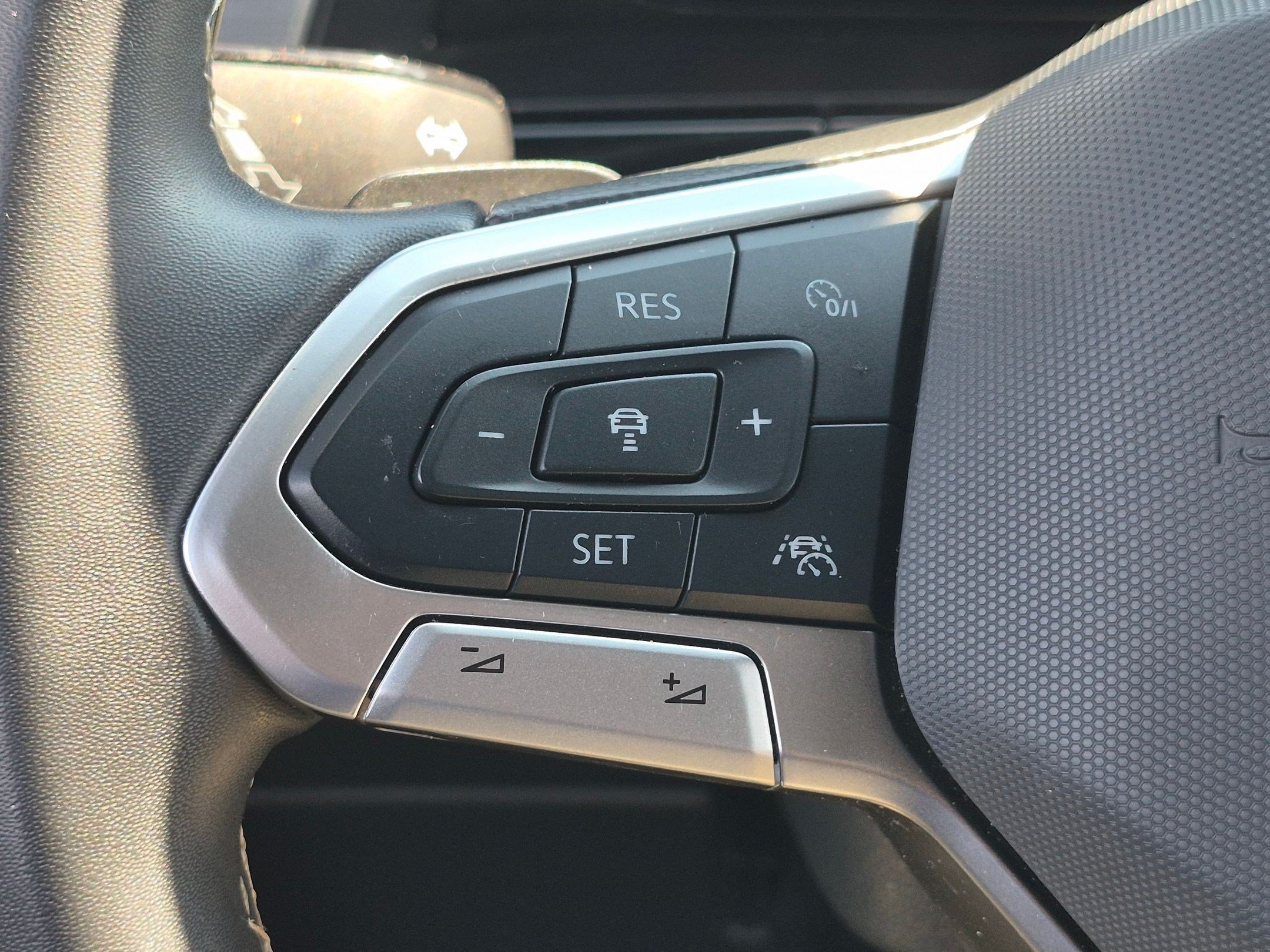 Used 2024 Volkswagen Atlas Cross Sport SE FWD image 19