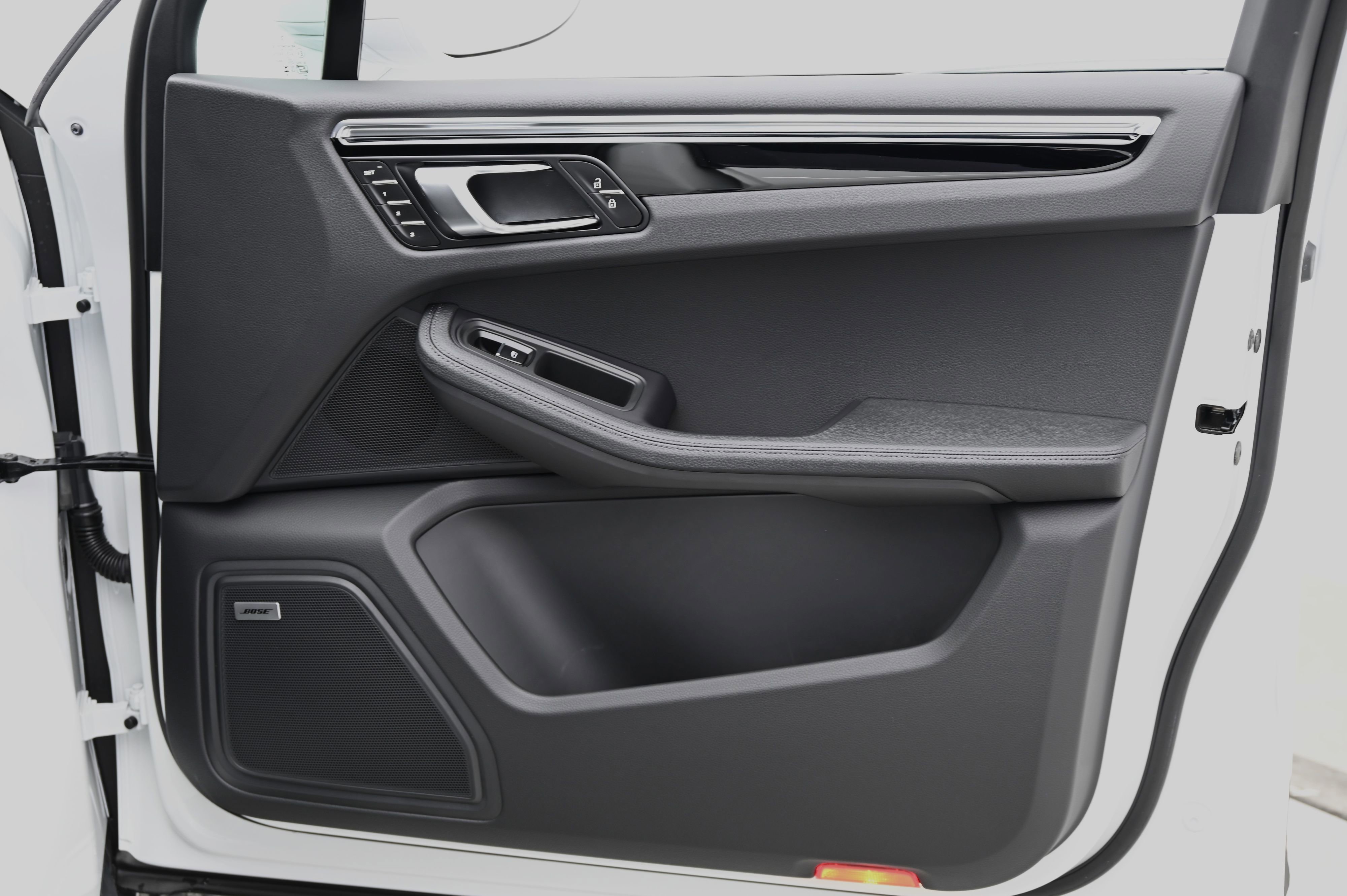 Used 2025 Porsche Macan image 25