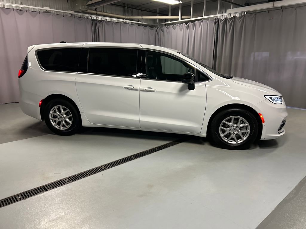 Used 2025 Chrysler Pacifica Select w/ Uconnect Theater Family Group image 8