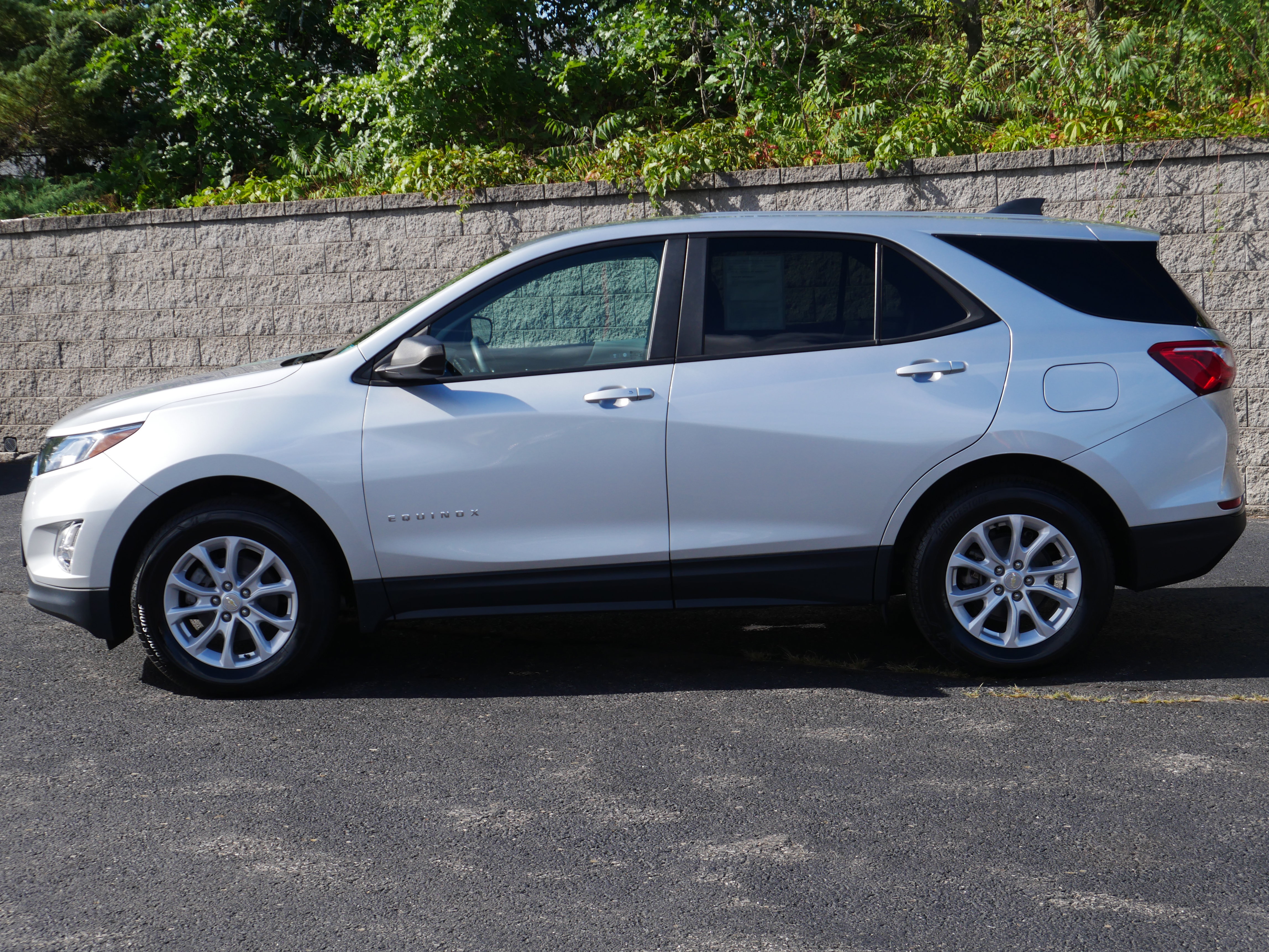Used 2021 Chevrolet Equinox LS w/ LS Convenience Package AWD/4WD image 3