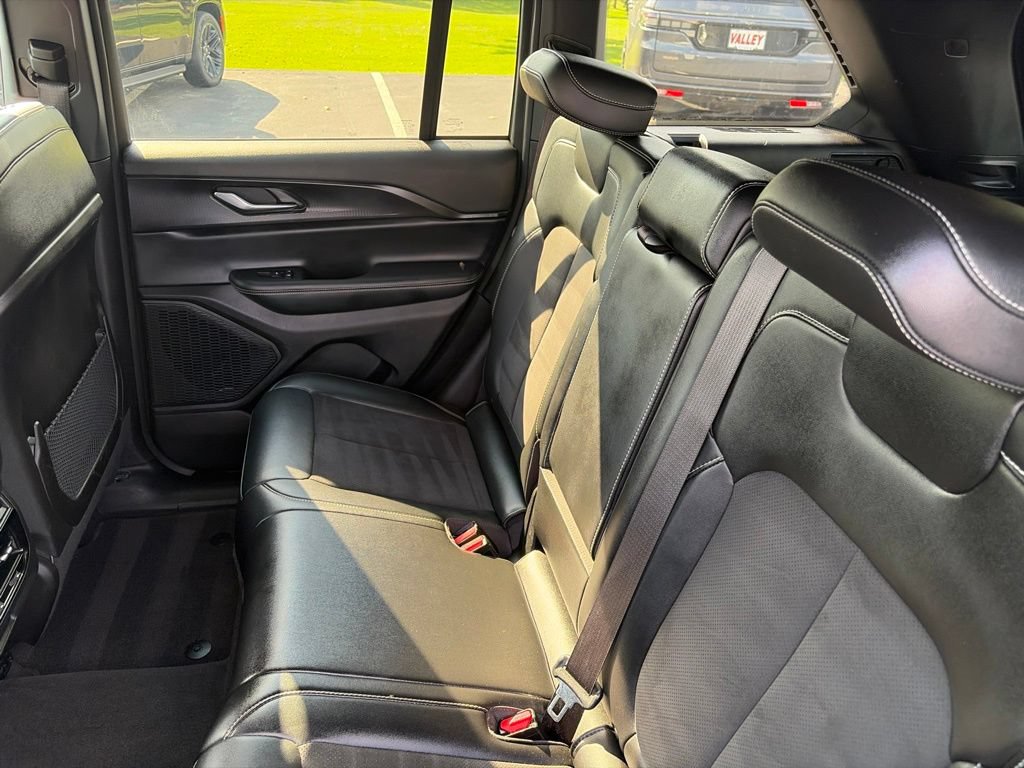 Used 2025 Jeep Grand Cherokee Altitude AWD/4WD image 22