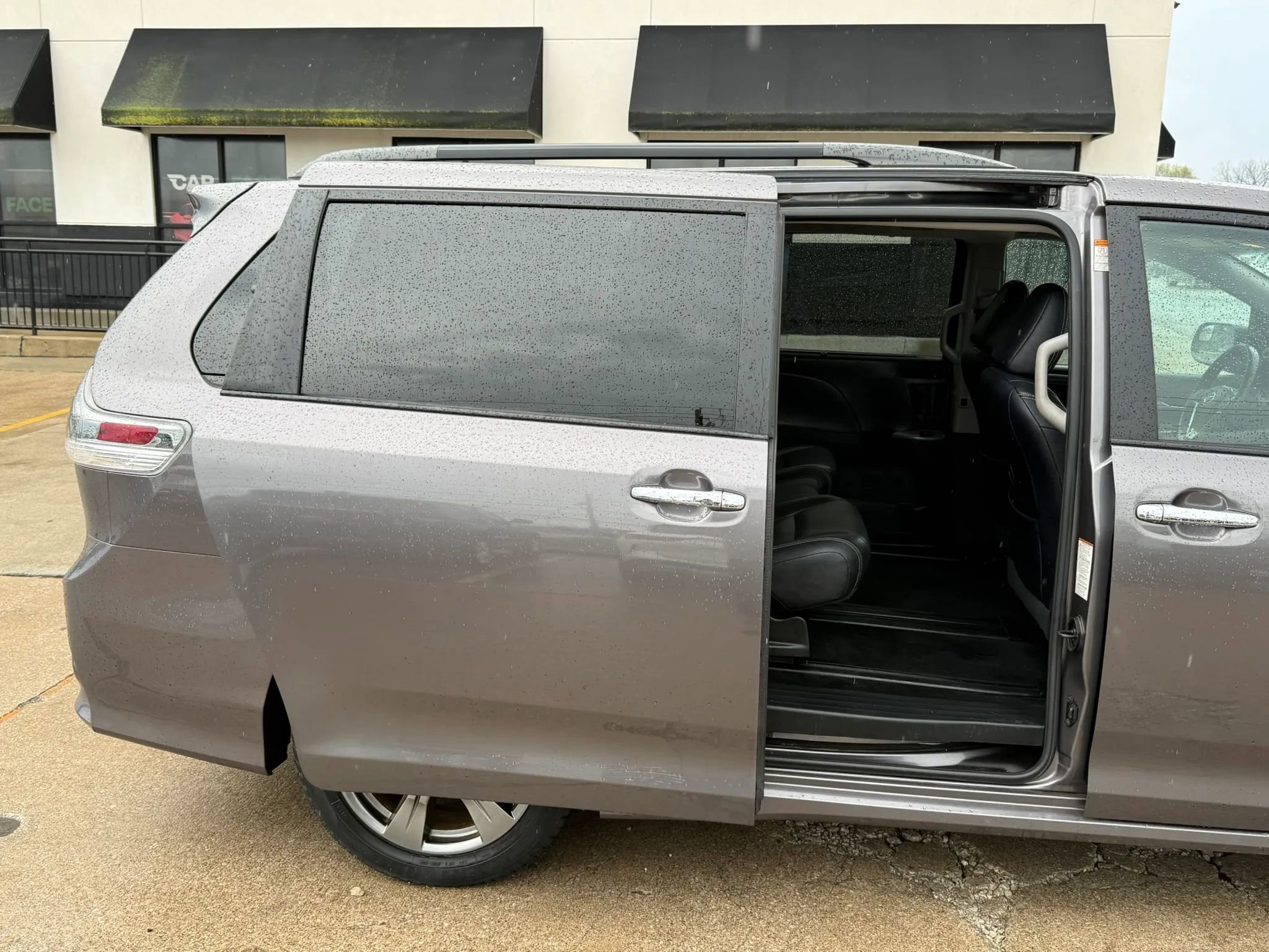 Used 2017 Toyota Sienna SE FWD image 24