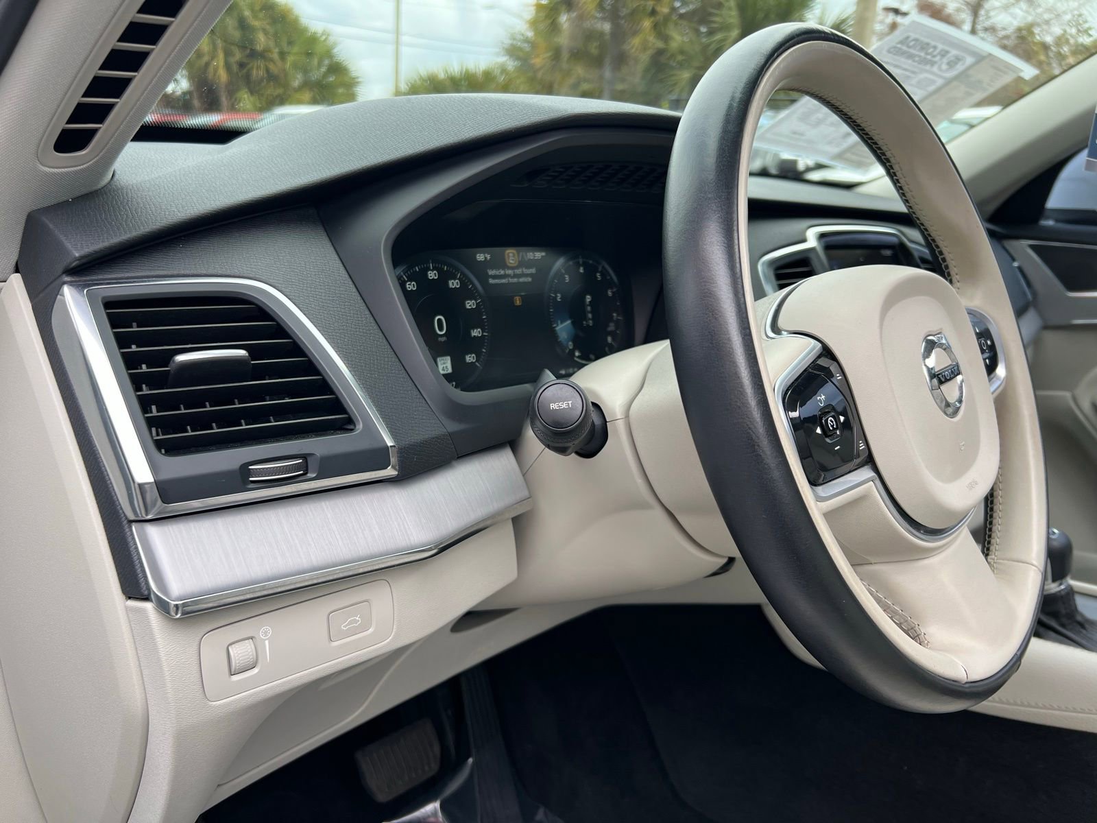 Used 2022 Volvo XC90 T5 Momentum image 28