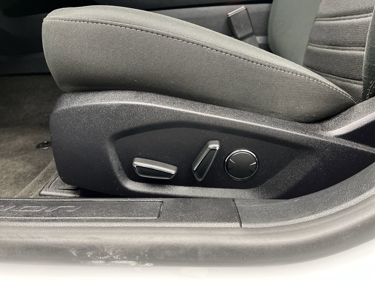 Used 2019 Ford Fusion SE FWD image 11
