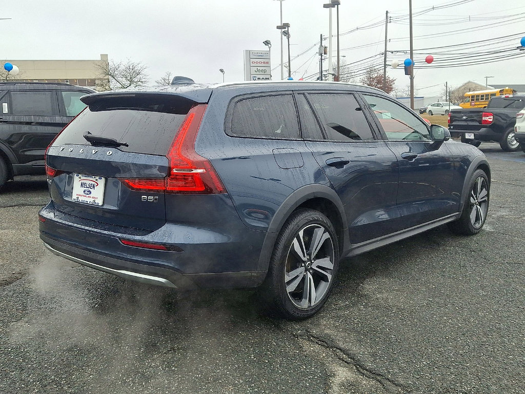 Used 2023 Volvo V60 B5 Cross Country Plus image 5