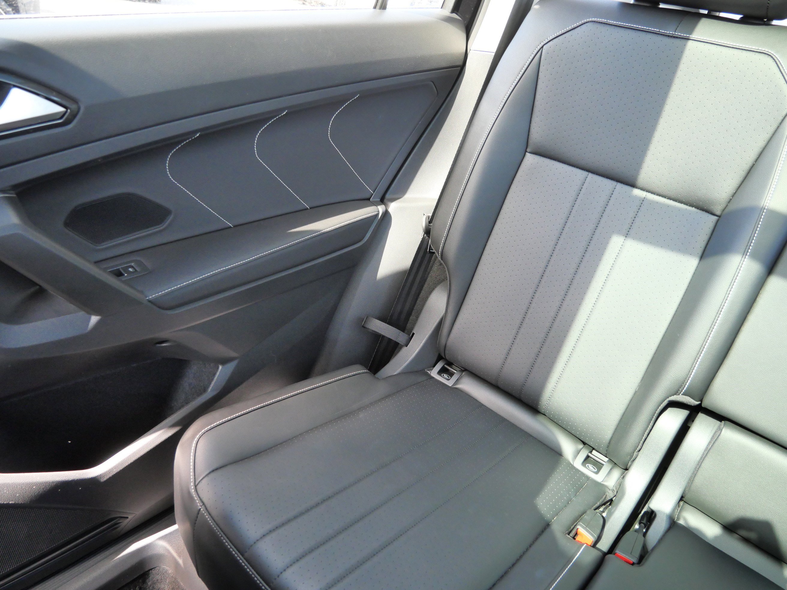 Certified 2022 Volkswagen Tiguan SE image 12