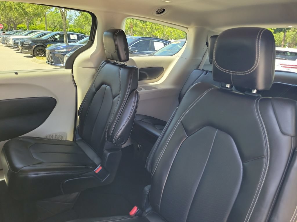 Used 2023 Chrysler Pacifica Touring-L FWD image 11