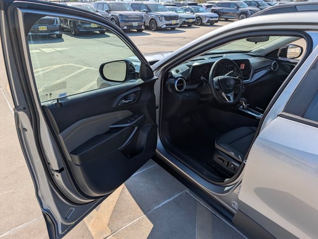 Used 2025 Chevrolet Trax ACTIV w/ Driver Confidence Package FWD image 32