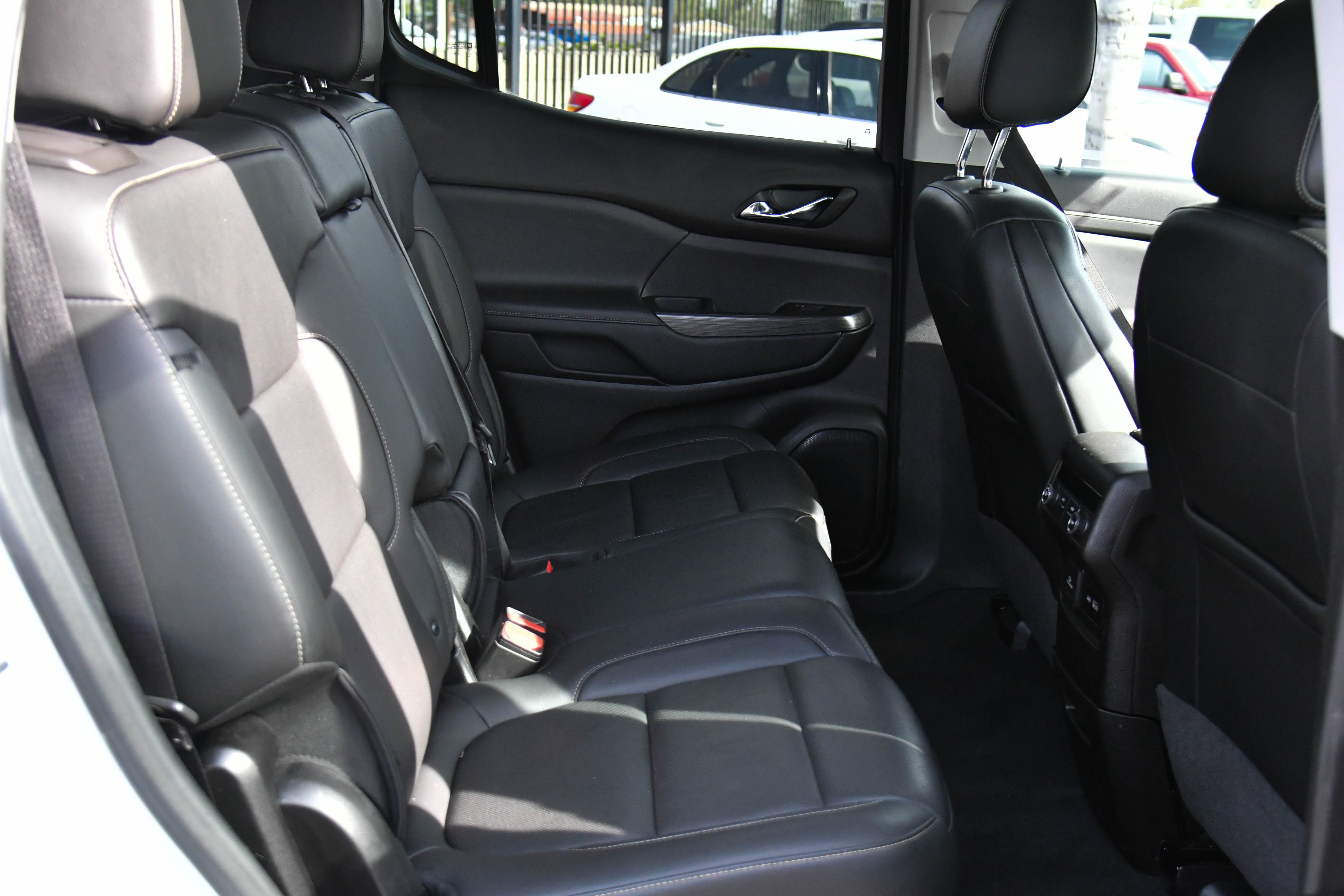 Used 2023 GMC Acadia SLT image 45