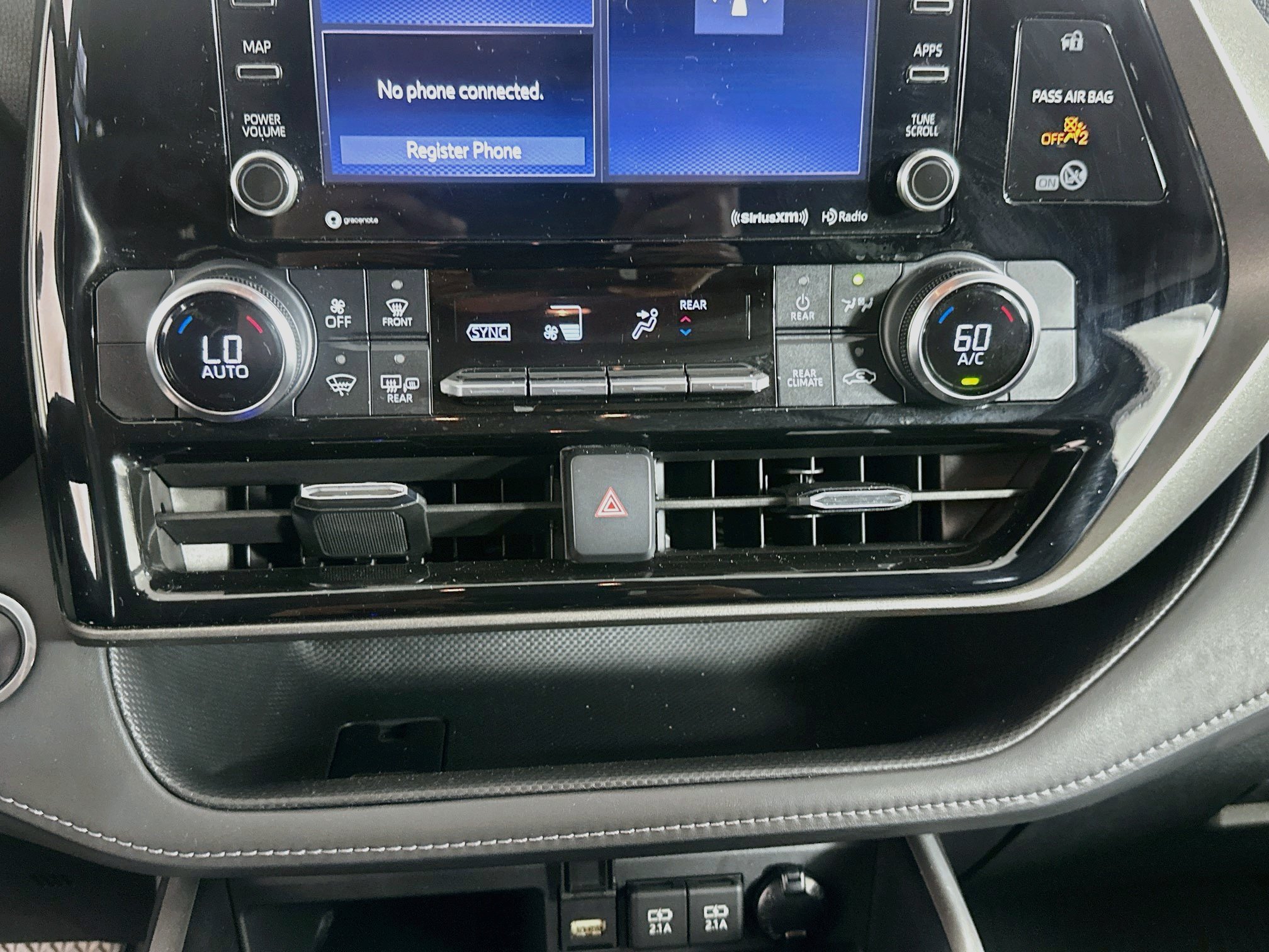 Used 2021 Toyota Highlander LE AWD/4WD image 23