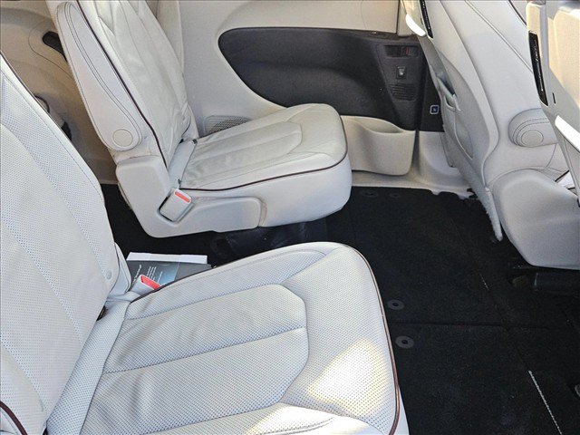 Used 2017 Chrysler Pacifica Limited w/ UConnect Theater Package FWD image 19