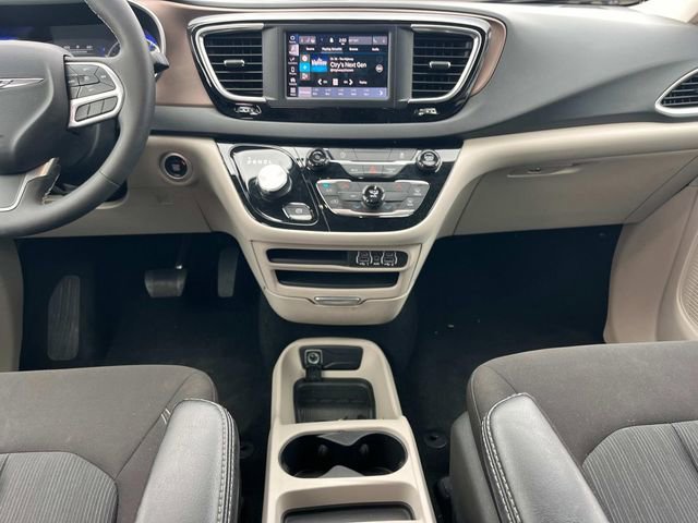 Used 2023 Chrysler Voyager LX image 19