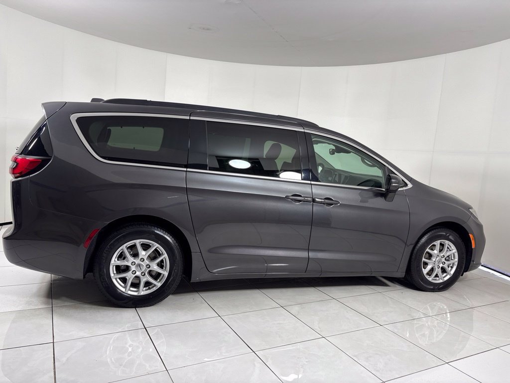 Used 2022 Chrysler Pacifica Touring-L FWD image 6