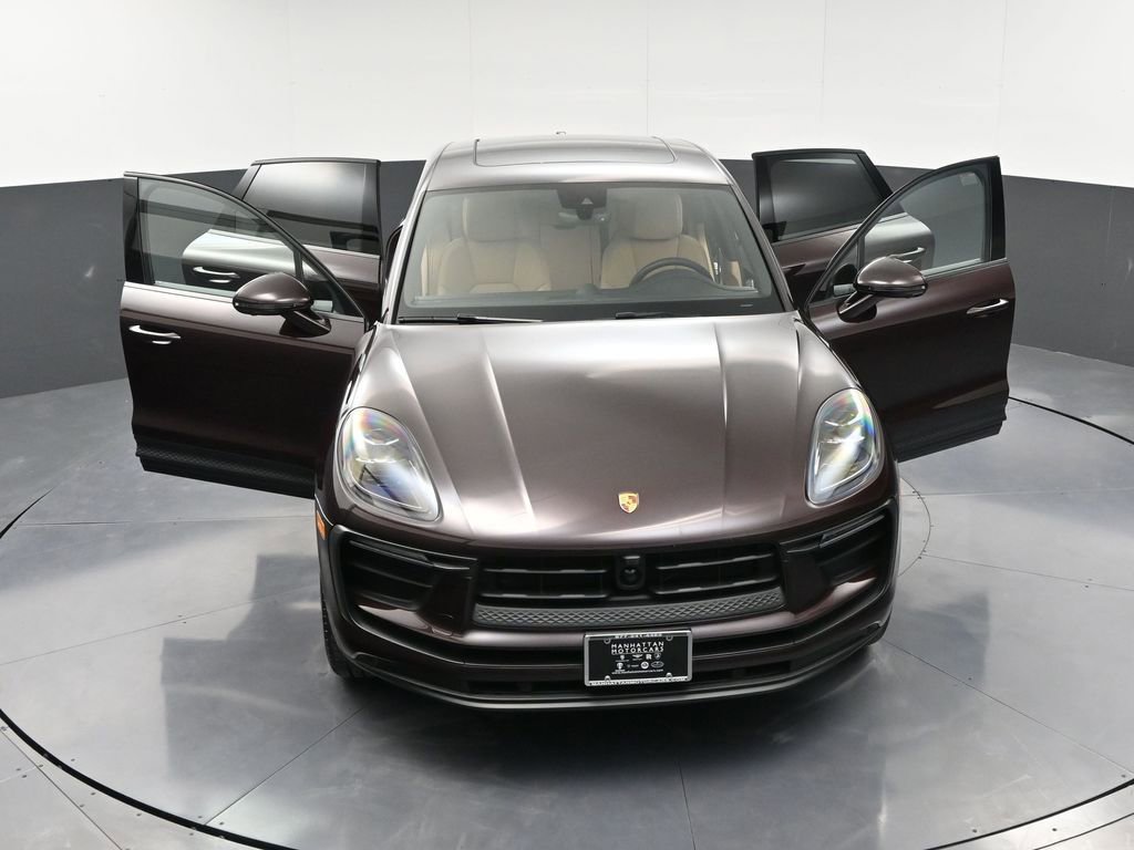 Certified 2025 Porsche Macan image 33