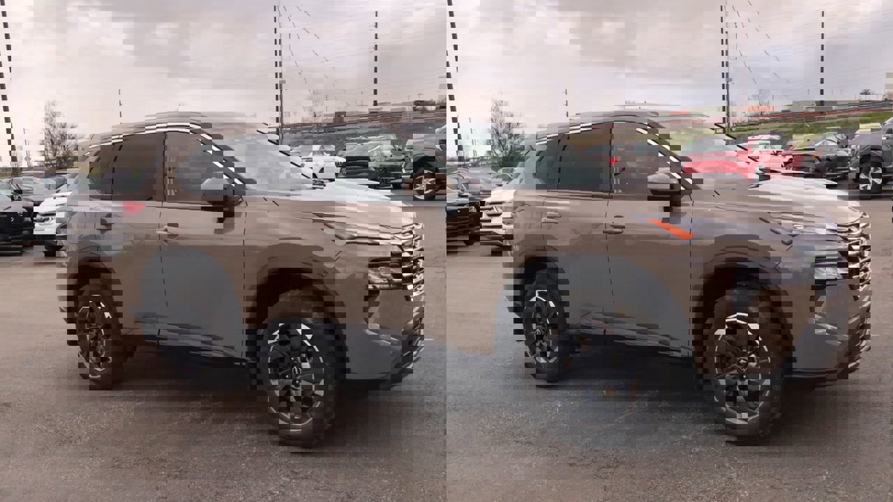 Used 2025 Nissan Rogue SV image 2