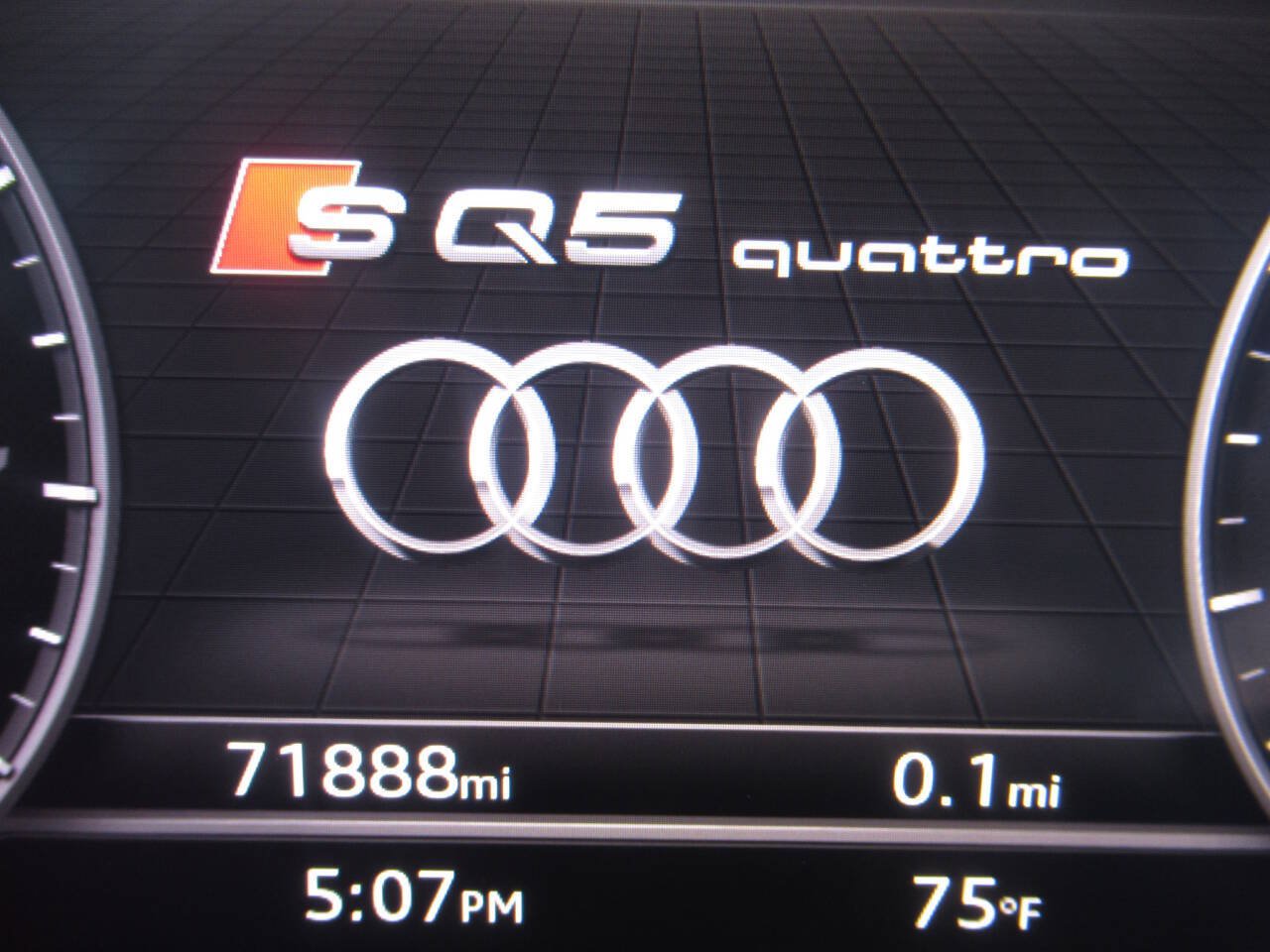 Used 2018 Audi SQ5 Premium Plus w/ S Sport Package AWD/4WD image 38