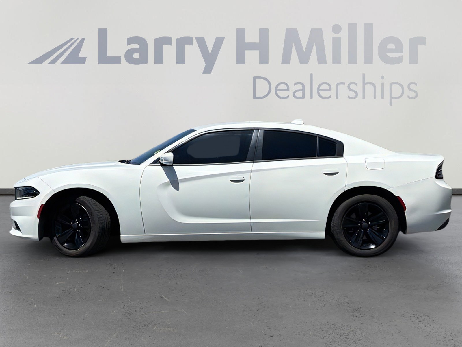 Used 2018 Dodge Charger SXT Plus RWD image 2