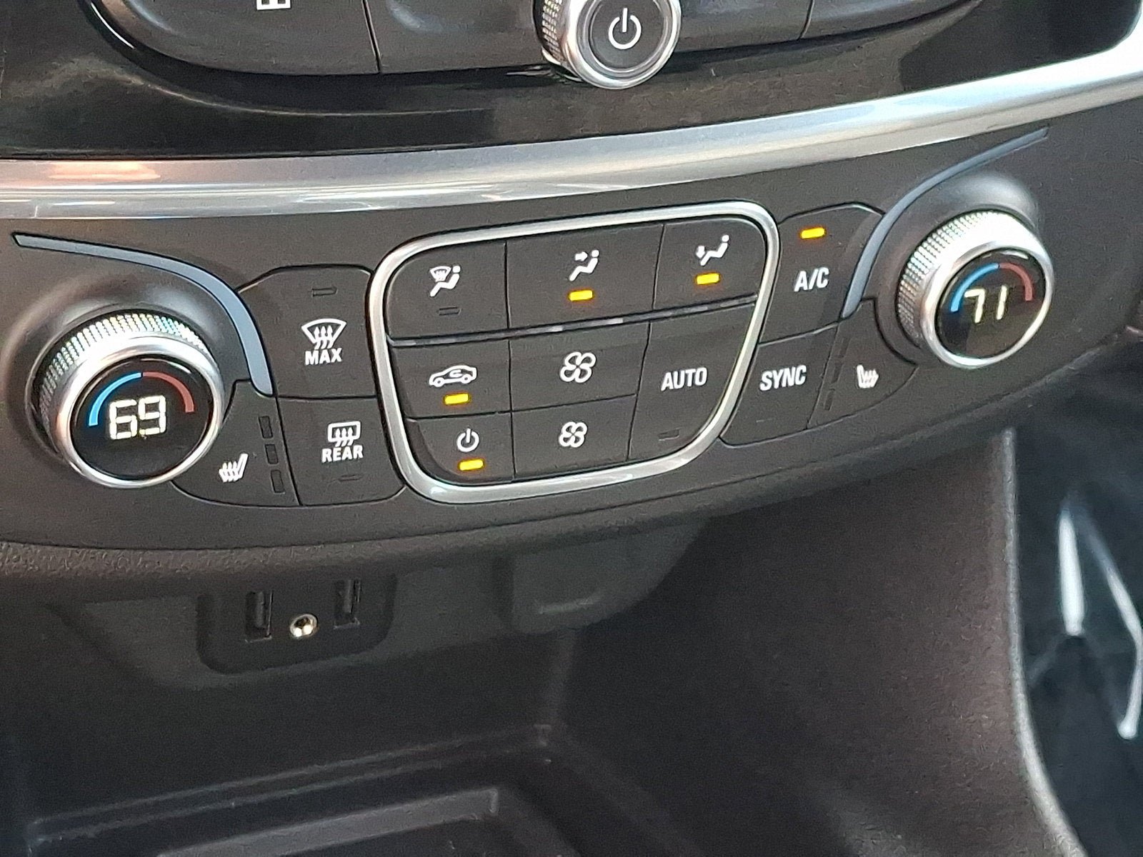Used 2023 Chevrolet Traverse LT w/ LPO, Floor Liner Package AWD/4WD image 18
