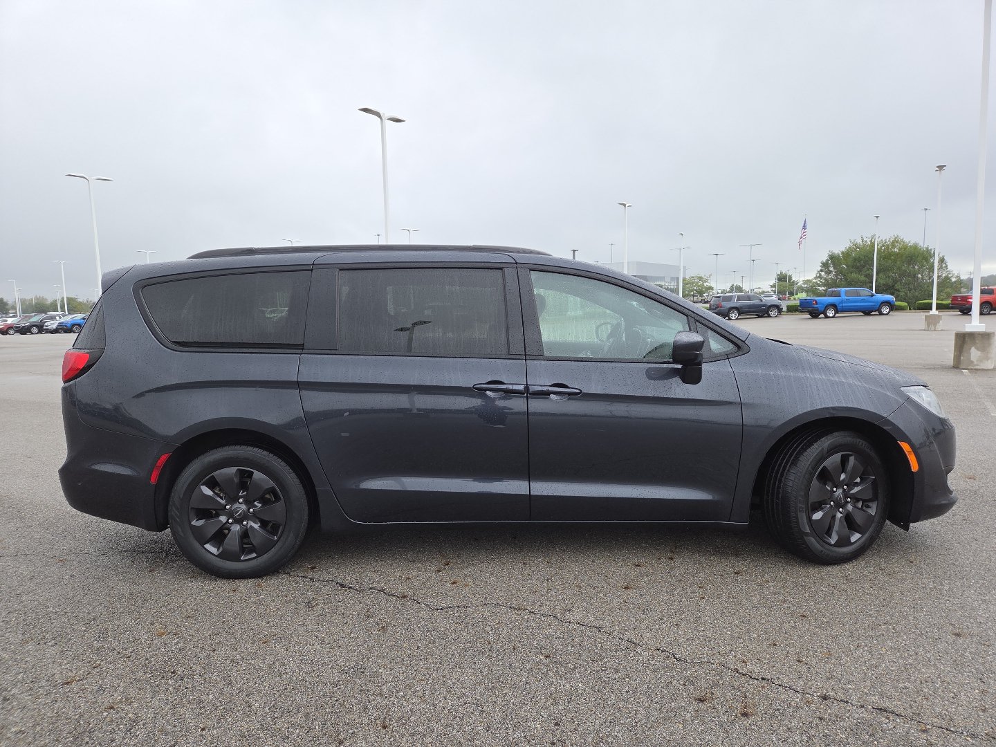 Used 2020 Chrysler Pacifica Touring-L w/ S Appearance Package FWD image 18