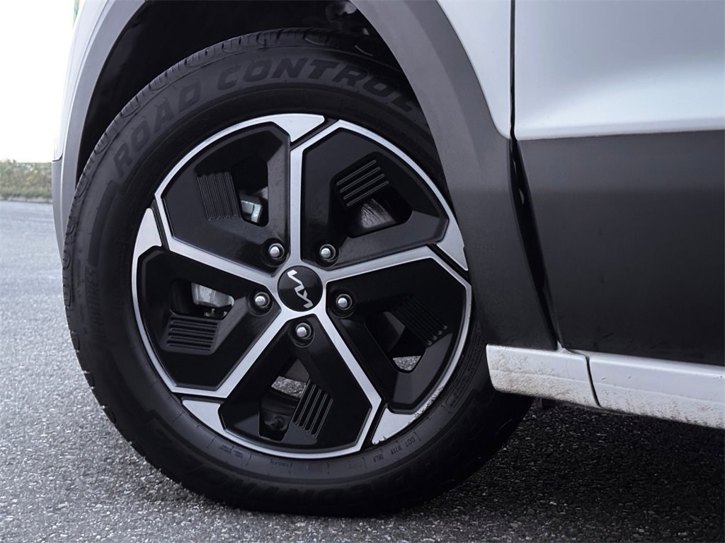 Used 2023 Kia Niro LX image 26