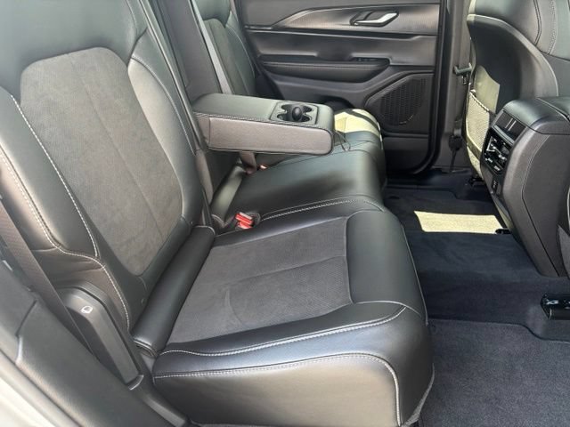 Used 2025 Jeep Grand Cherokee Altitude AWD/4WD image 18