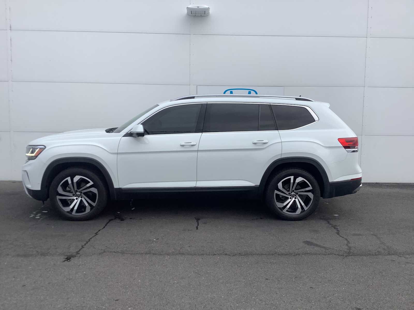 Used 2021 Volkswagen Atlas SEL Premium image 2