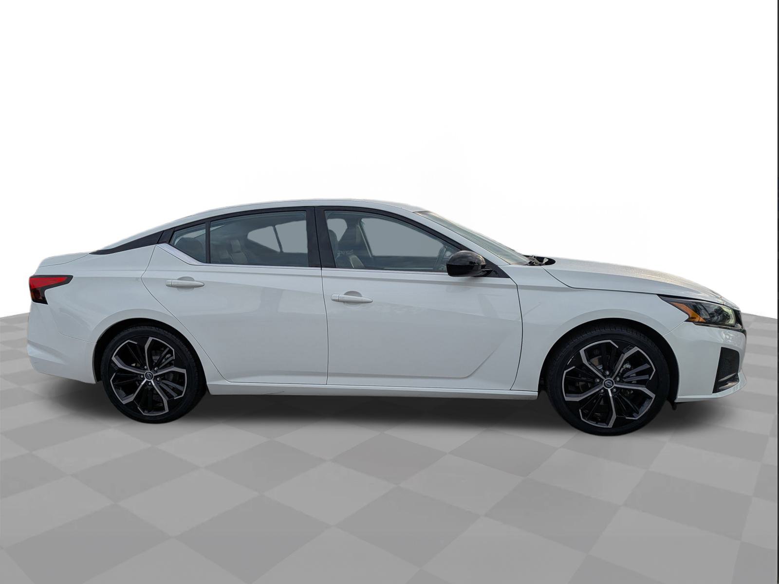 Used 2023 Nissan Altima 2.5 SR image 3