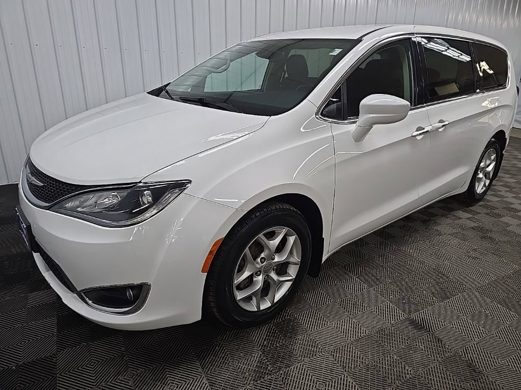 Used 2020 Chrysler Pacifica Touring w/ Tire & Wheel Group image 6