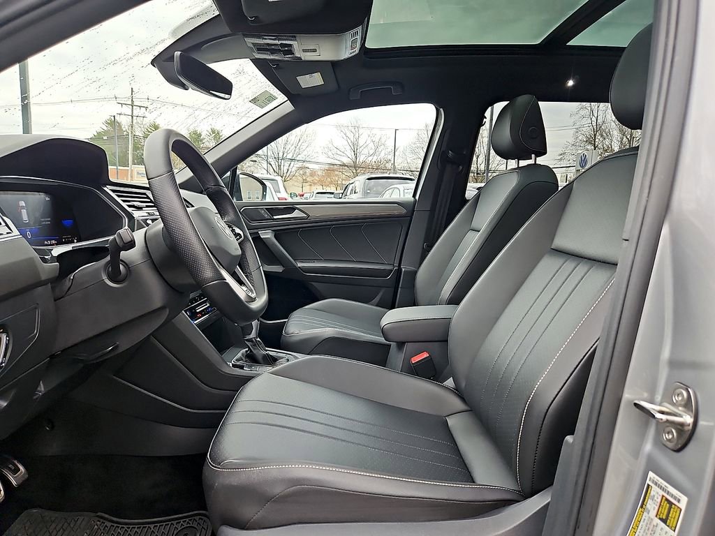 Certified 2022 Volkswagen Tiguan SE R-Line image 14