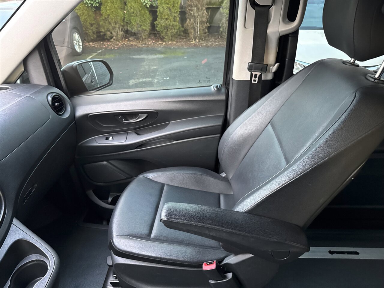 Used 2018 Mercedes-Benz Metris Passenger image 25