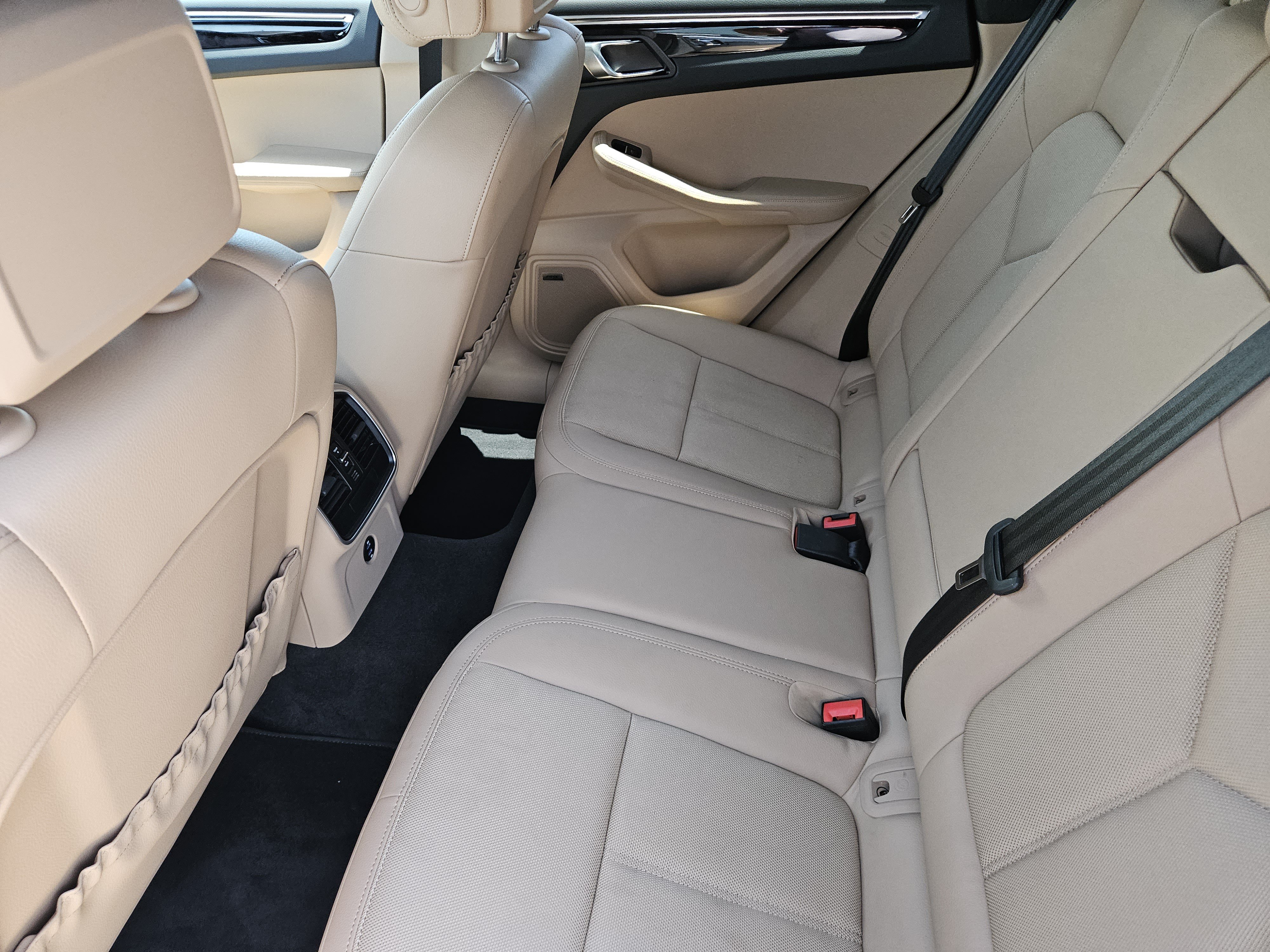 Certified 2026 Porsche Macan AWD/4WD image 29