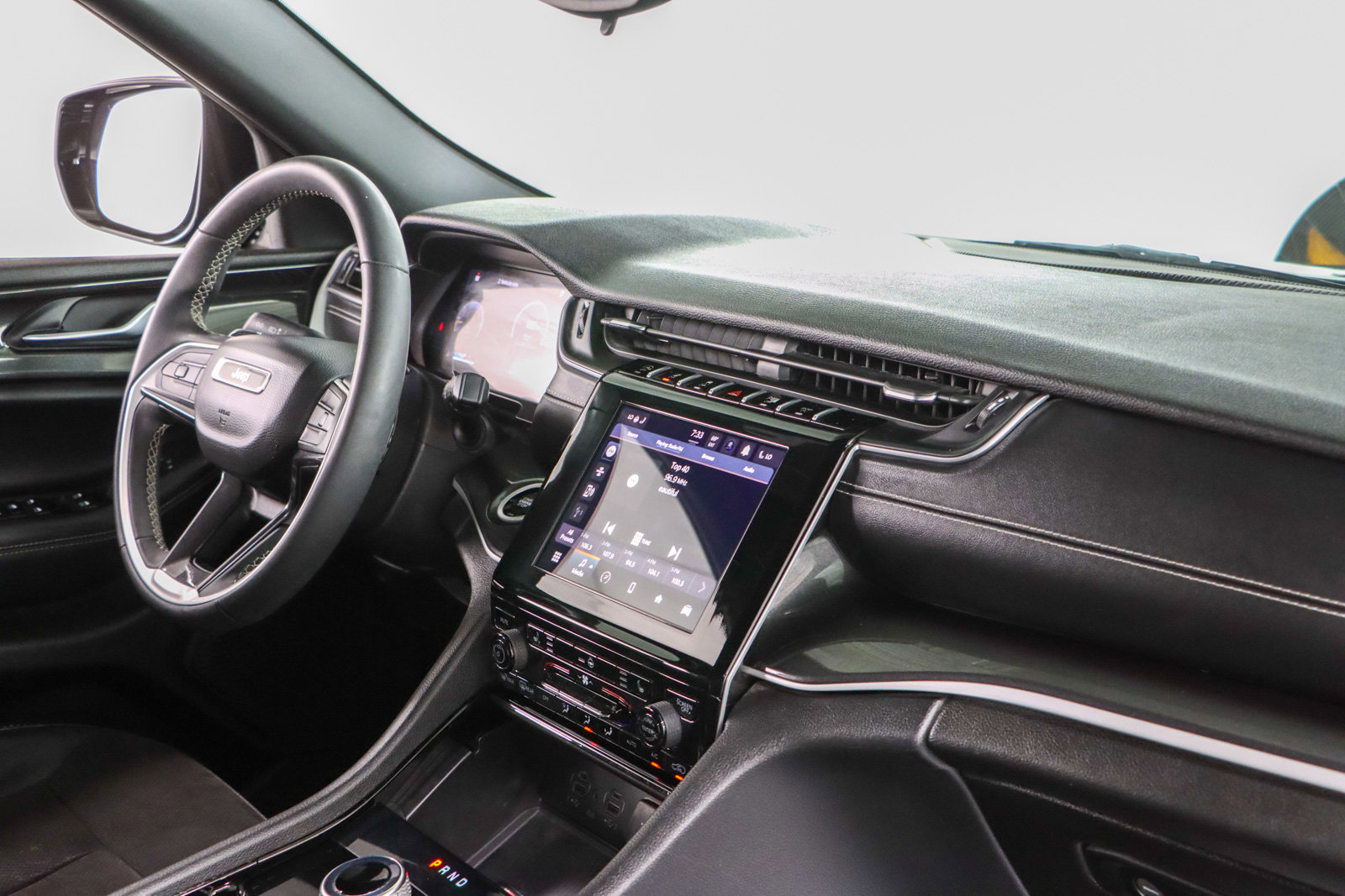 Used 2023 Jeep Grand Cherokee Altitude image 25