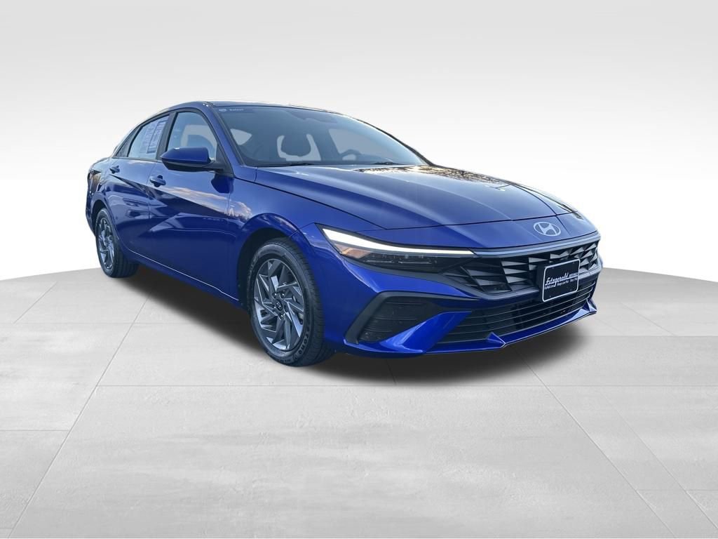 Used 2024 Hyundai Elantra SEL image 1