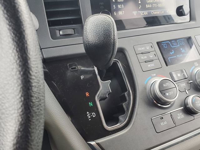 Used 2015 Toyota Sienna LE FWD image 29