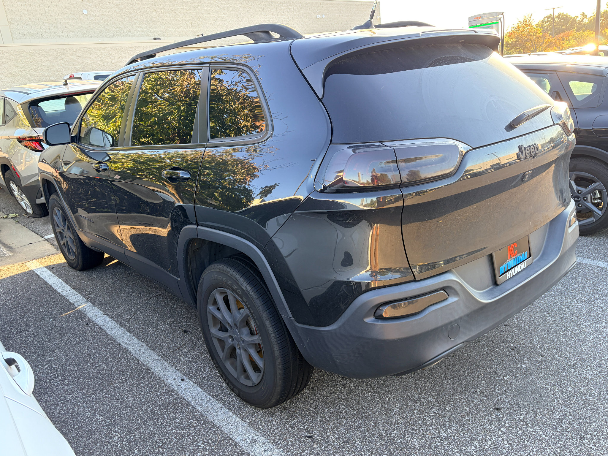 Used 2015 Jeep Cherokee Latitude w/ Cold Weather Group AWD/4WD image 2