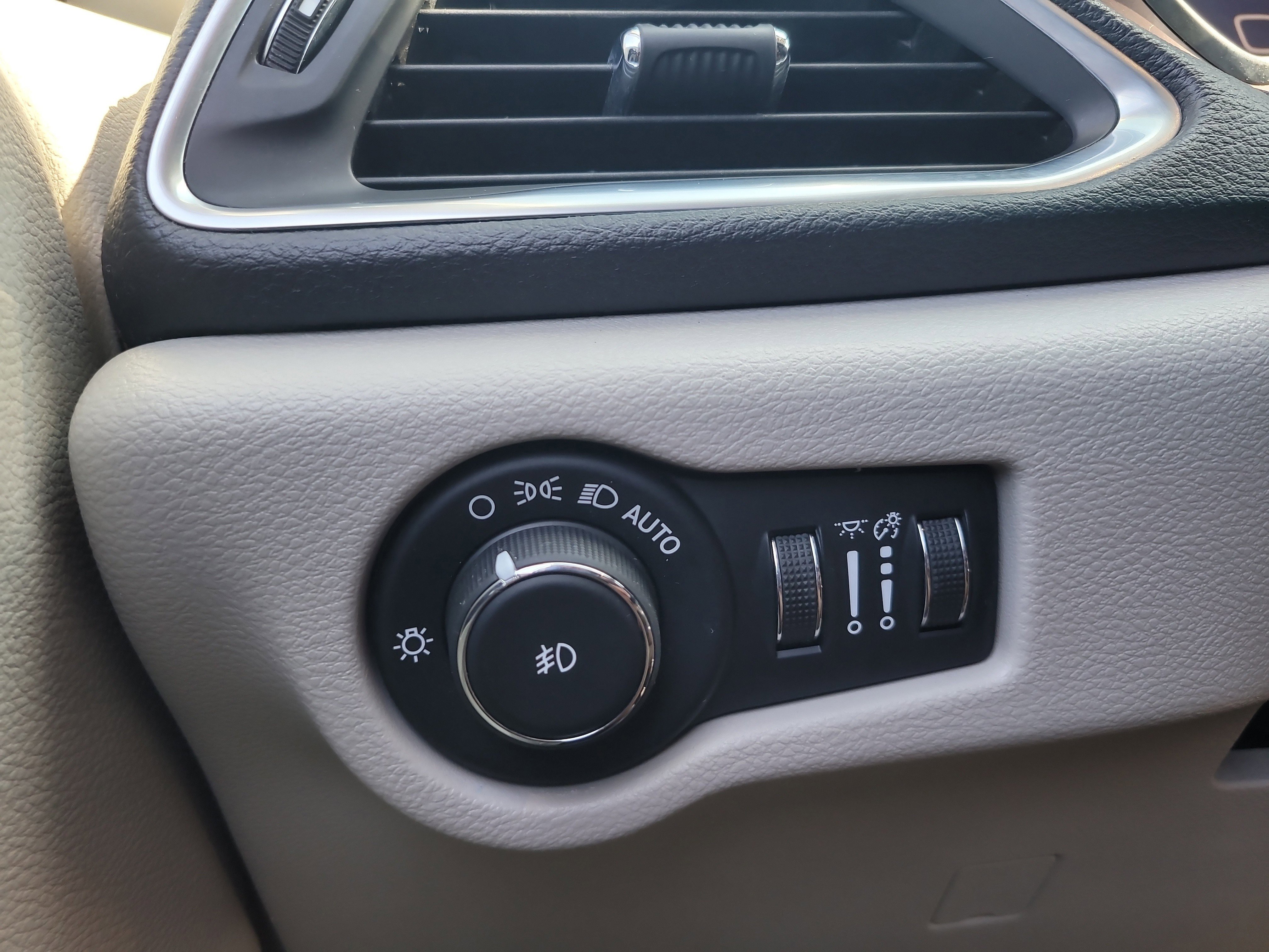 Used 2020 Chrysler Pacifica Limited FWD image 30
