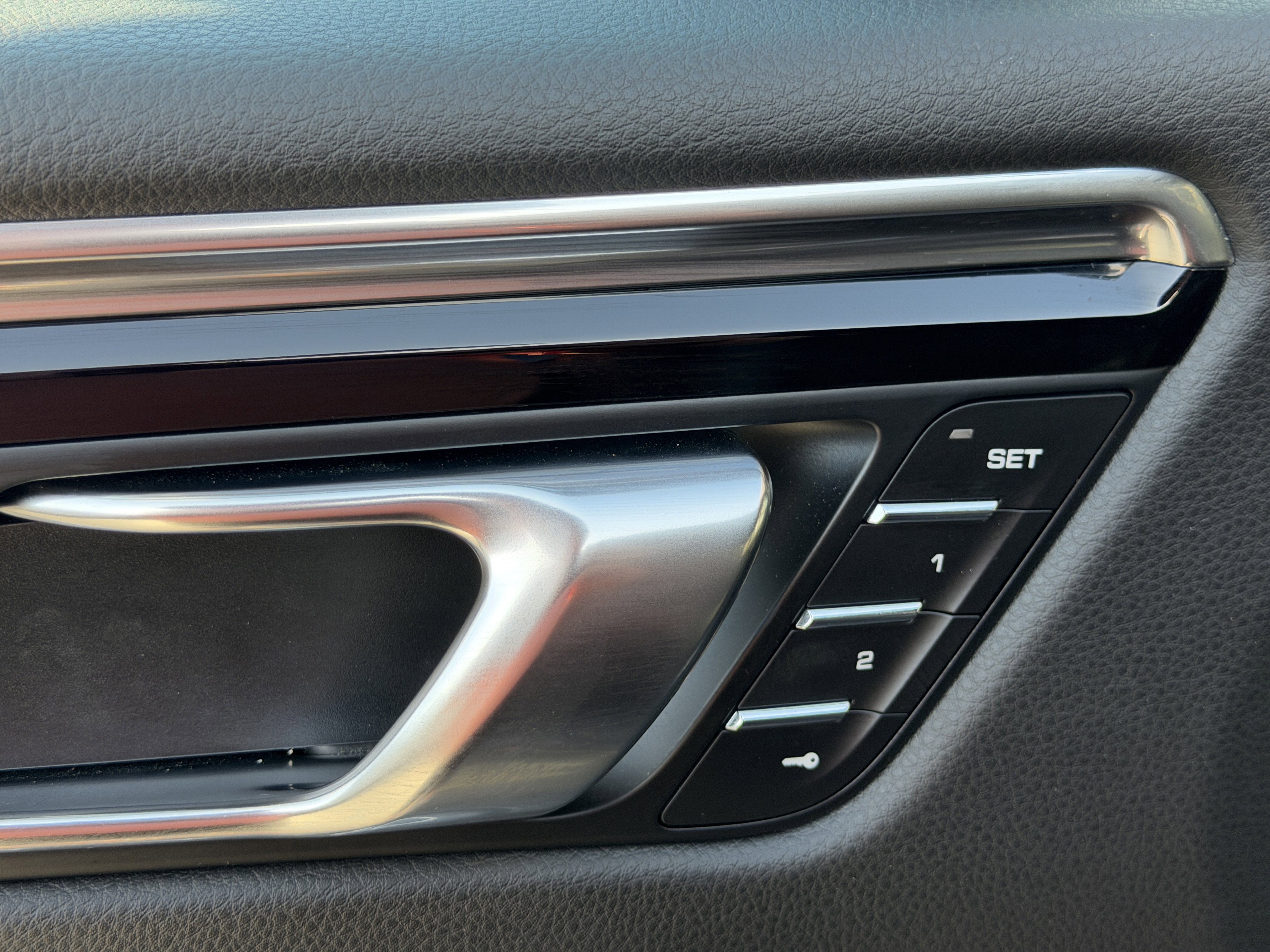 Certified 2025 Porsche Macan Turbo image 23