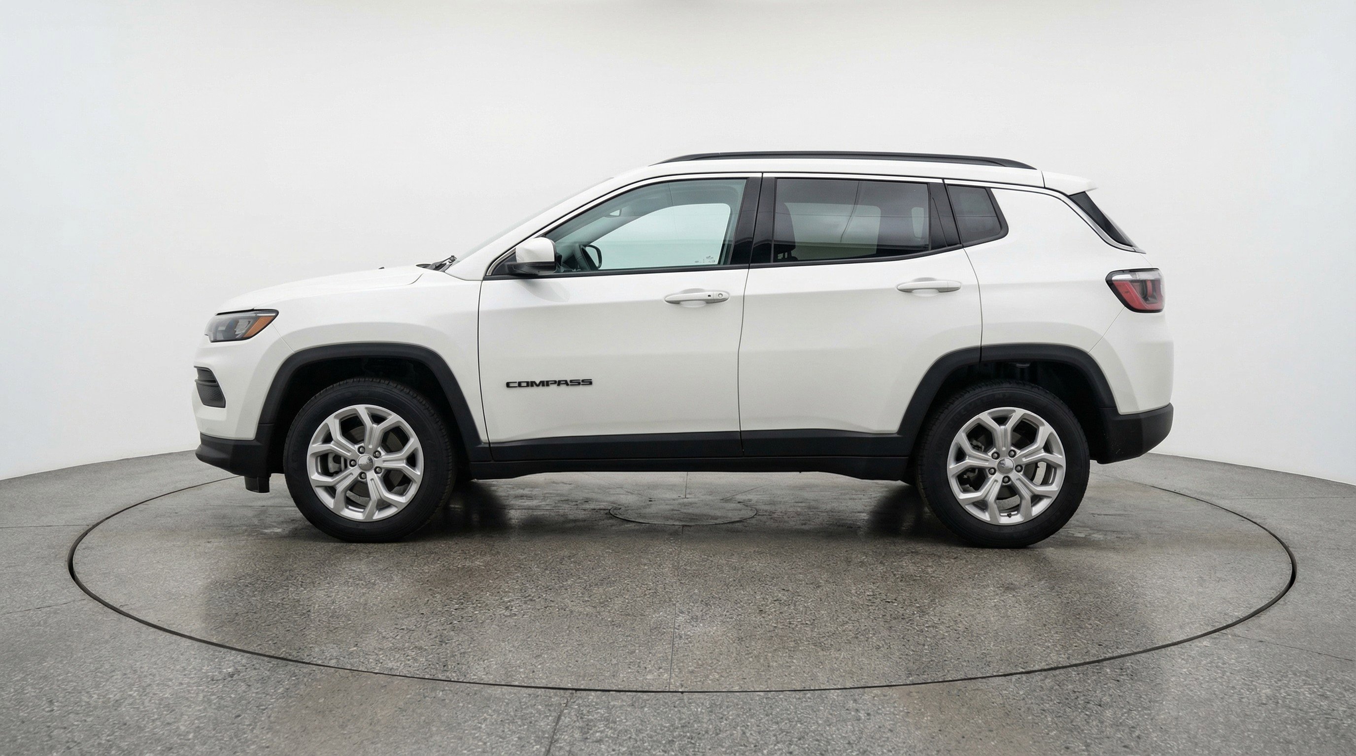 Used 2025 Jeep Compass Latitude AWD/4WD image 5