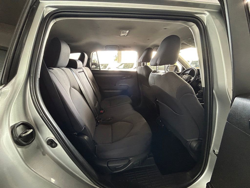 Used 2023 Toyota Highlander LE image 36