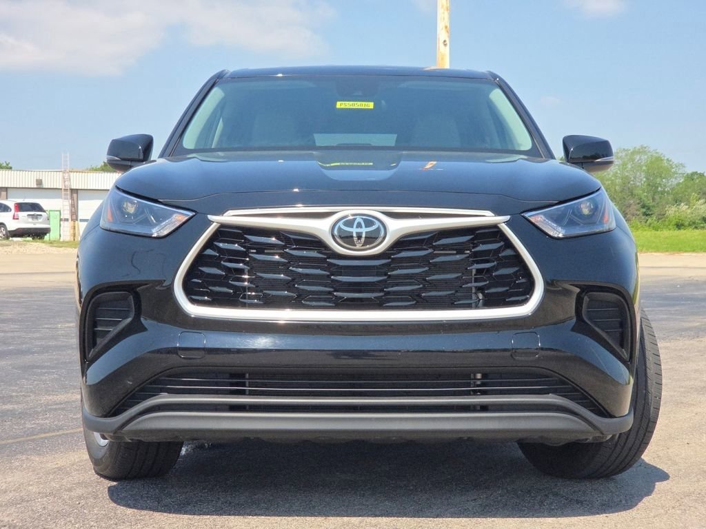 Used 2023 Toyota Highlander L FWD image 3